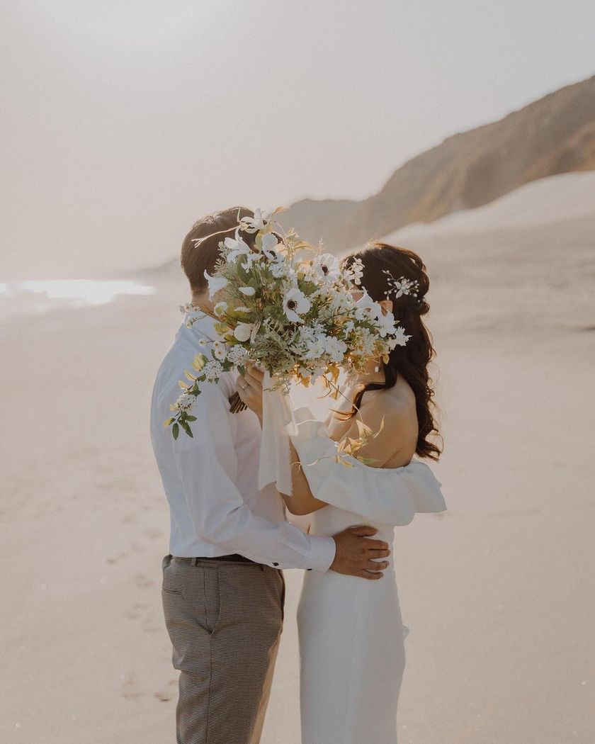 東海花嫁さん注目の素敵な撮影スポット！「伊古部海岸」で撮影したウェディングフォト特集🪨にて紹介している画像