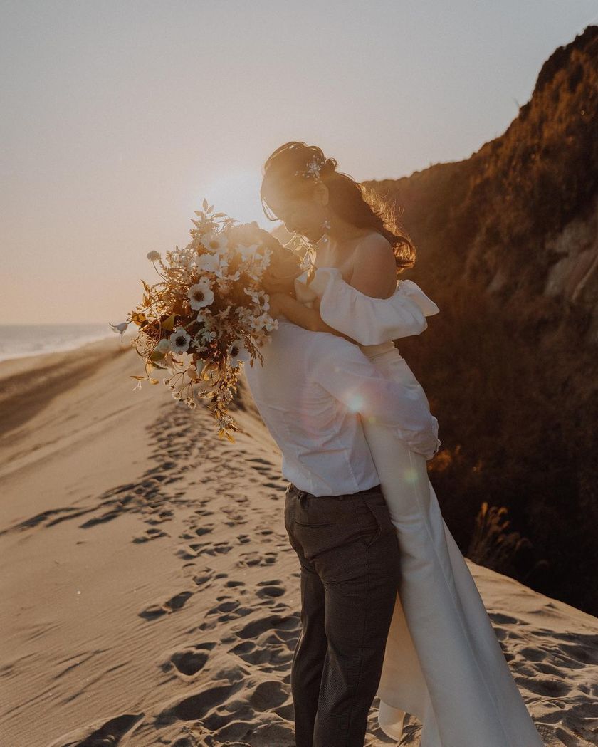 東海花嫁さん注目の素敵な撮影スポット！「伊古部海岸」で撮影したウェディングフォト特集🪨にて紹介している画像