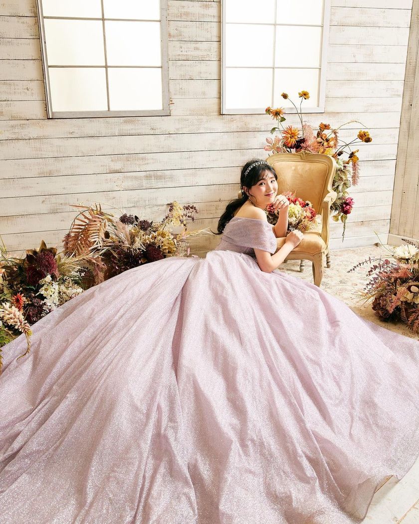 Shining with a reflection of rainbow colors. The enchanting piece "Magnet Dress" made from high-quality glitter sourced from Turkey.にて紹介している画像