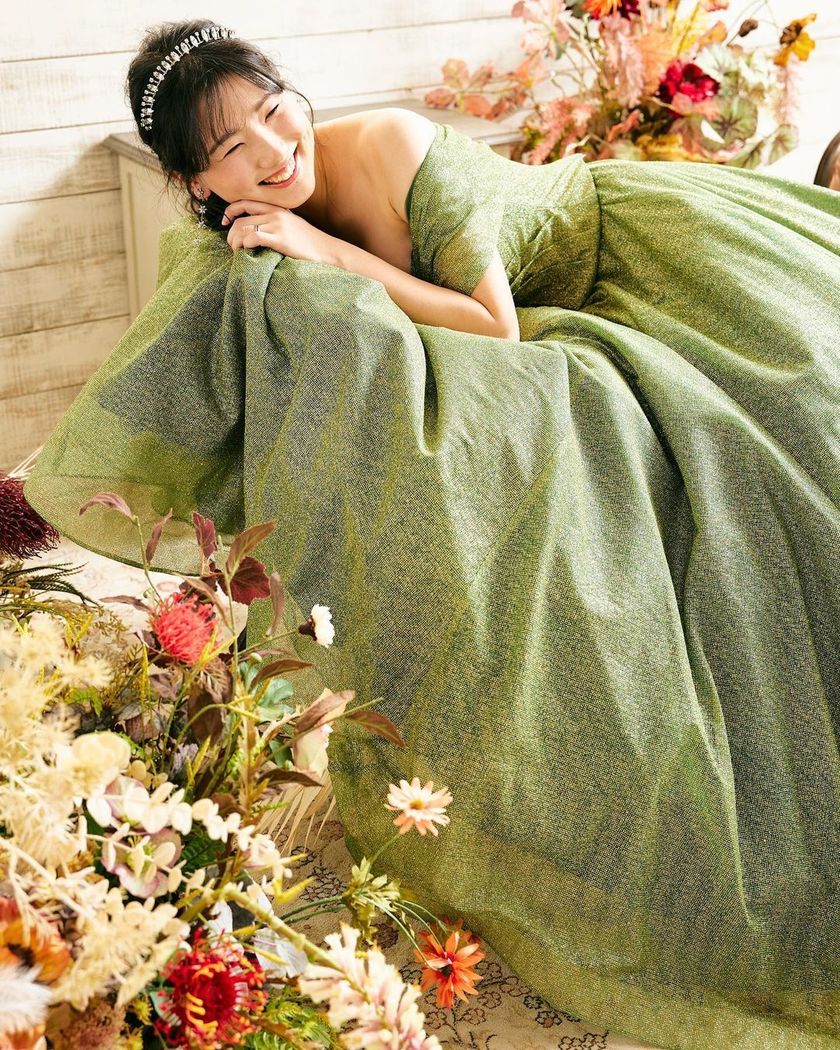 Shining with a reflection of rainbow colors. The enchanting piece "Magnet Dress" made from high-quality glitter sourced from Turkey.にて紹介している画像