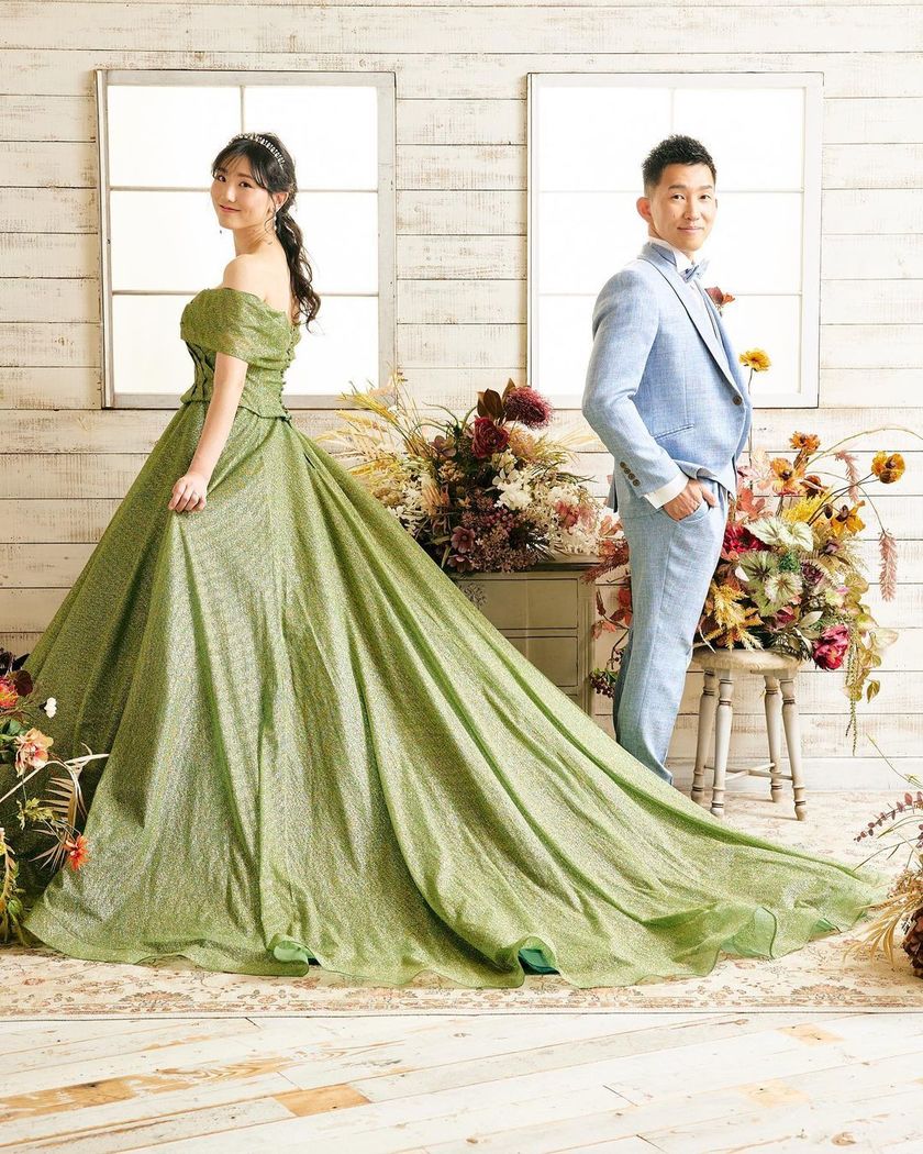 Shining with a reflection of rainbow colors. The enchanting piece "Magnet Dress" made from high-quality glitter sourced from Turkey.にて紹介している画像