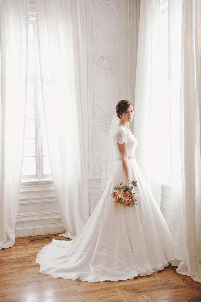 Wedding Dresses: The Charm of Sleeves♡ A Collection of Adorable Sleeve Designs＊にて紹介している画像
