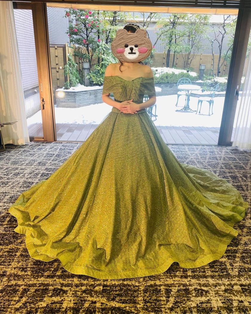 Shining with a reflection of rainbow colors. The enchanting piece "Magnet Dress" made from high-quality glitter sourced from Turkey.にて紹介している画像