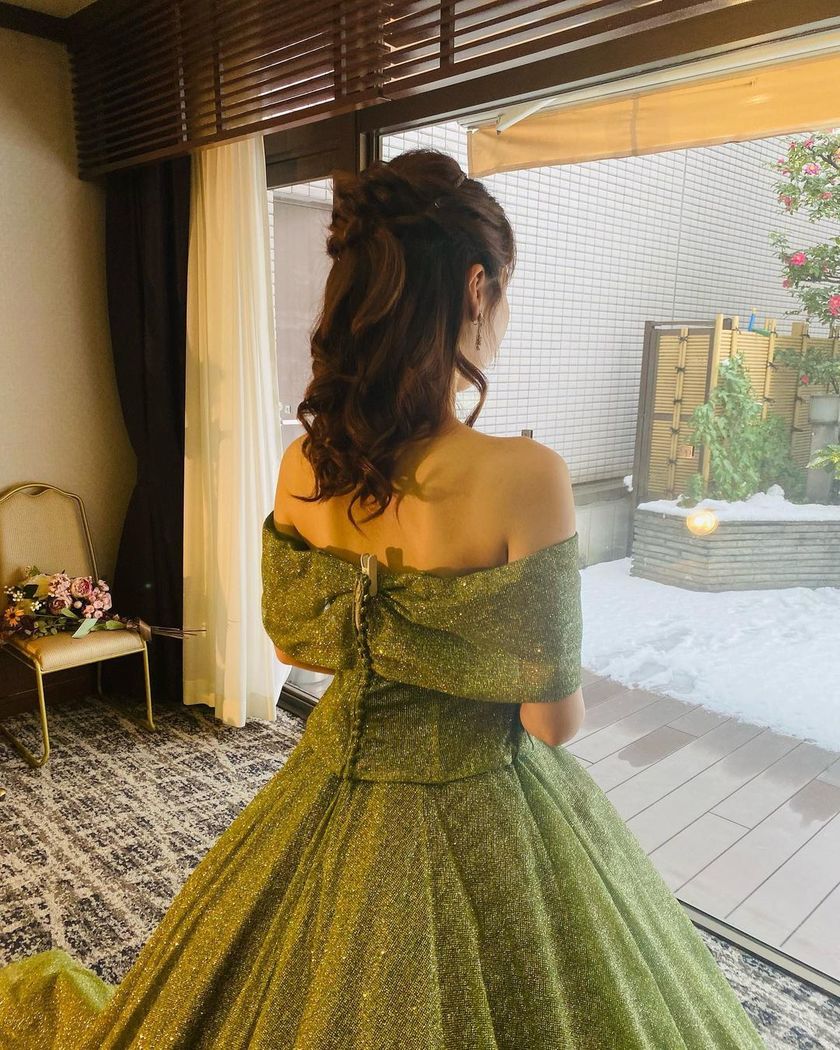 Shining with a reflection of rainbow colors. The enchanting piece "Magnet Dress" made from high-quality glitter sourced from Turkey.にて紹介している画像