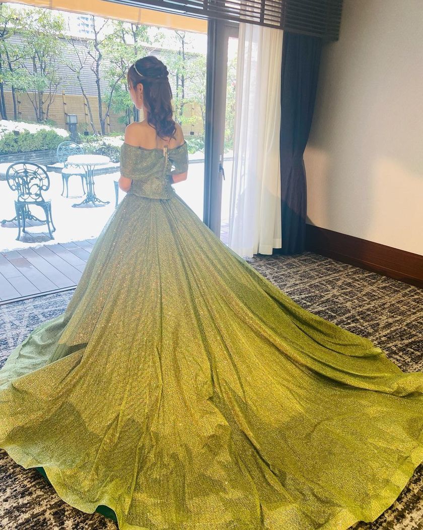 Shining with a reflection of rainbow colors. The enchanting piece "Magnet Dress" made from high-quality glitter sourced from Turkey.にて紹介している画像