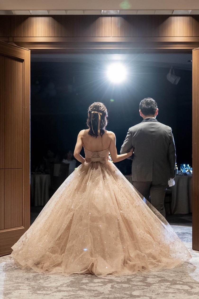 A collection of photos wearing the cute sparkly "Constellation Dress" by Marry with fluffy puff sleeves🪄🌟にて紹介している画像