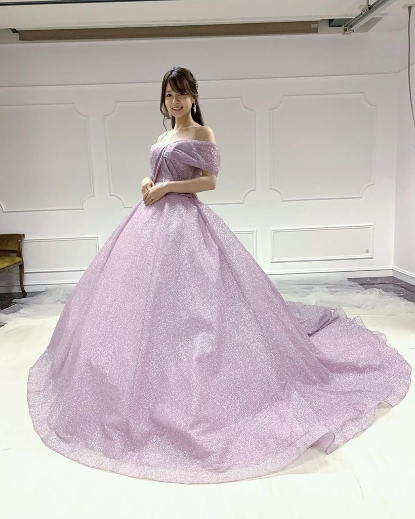 Shining with a reflection of rainbow colors. The enchanting piece "Magnet Dress" made from high-quality glitter sourced from Turkey.にて紹介している画像