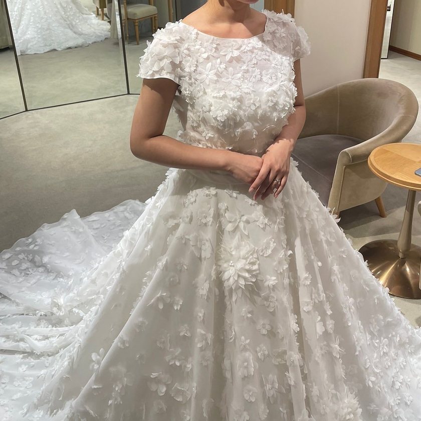 Dresses are upside down...! The brand "VIKTOR & ROLF," which is always a hot topic at every show, surprisingly has a lot of cute dresses as well.にて紹介している画像
