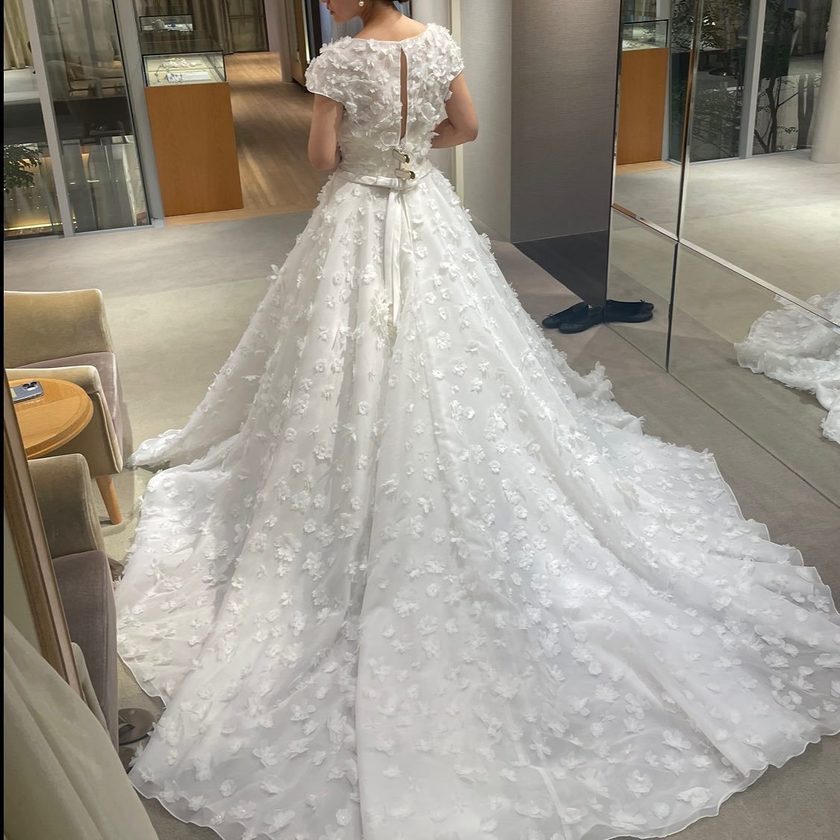 Dresses are upside down...! The brand "VIKTOR & ROLF," which is always a hot topic at every show, surprisingly has a lot of cute dresses as well.にて紹介している画像