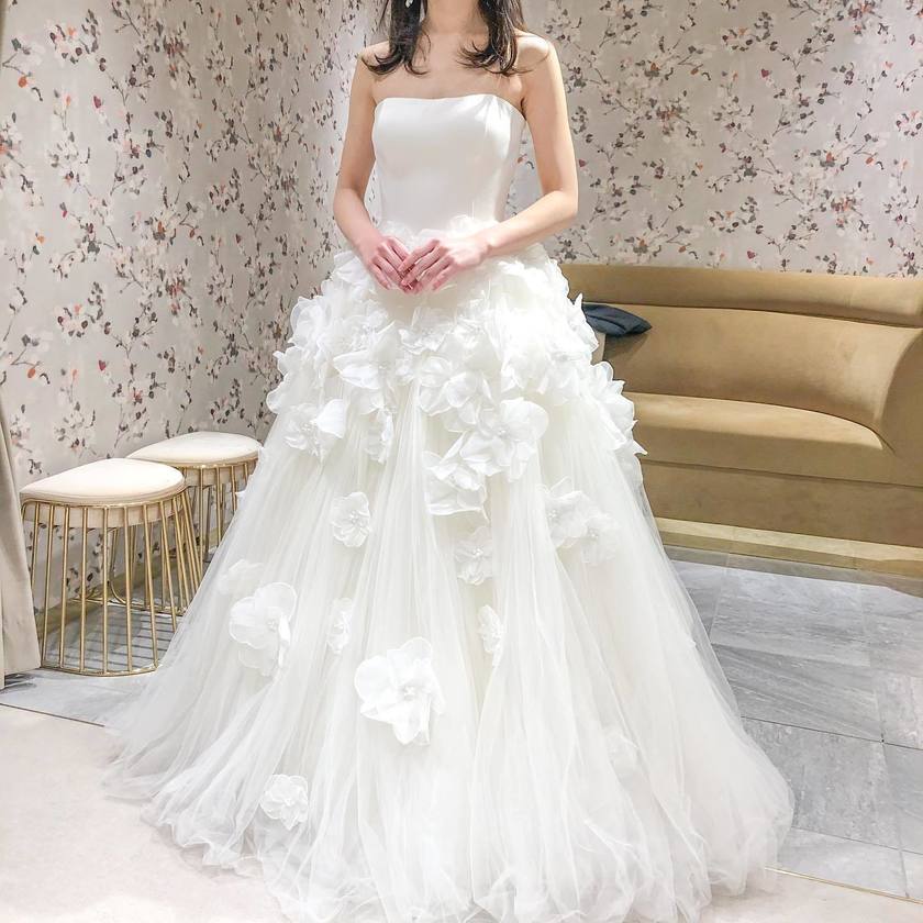Dresses are upside down...! The brand "VIKTOR & ROLF," which is always a hot topic at every show, surprisingly has a lot of cute dresses as well.にて紹介している画像
