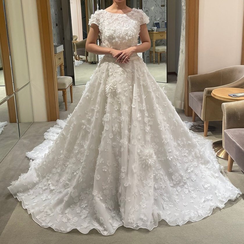 Dresses are upside down...! The brand "VIKTOR & ROLF," which is always a hot topic at every show, surprisingly has a lot of cute dresses as well.にて紹介している画像
