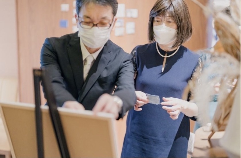 Interior design enhancement! The idea of creating a marriage certificate by layering "fabric" is stylish.にて紹介している画像