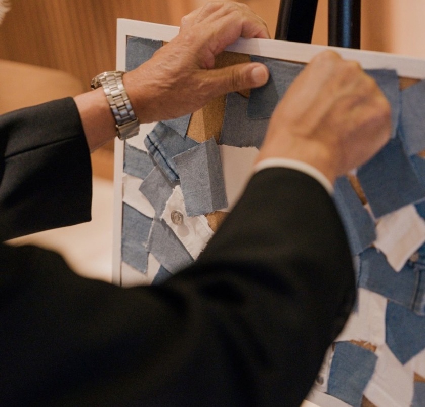 Interior design enhancement! The idea of creating a marriage certificate by layering "fabric" is stylish.にて紹介している画像