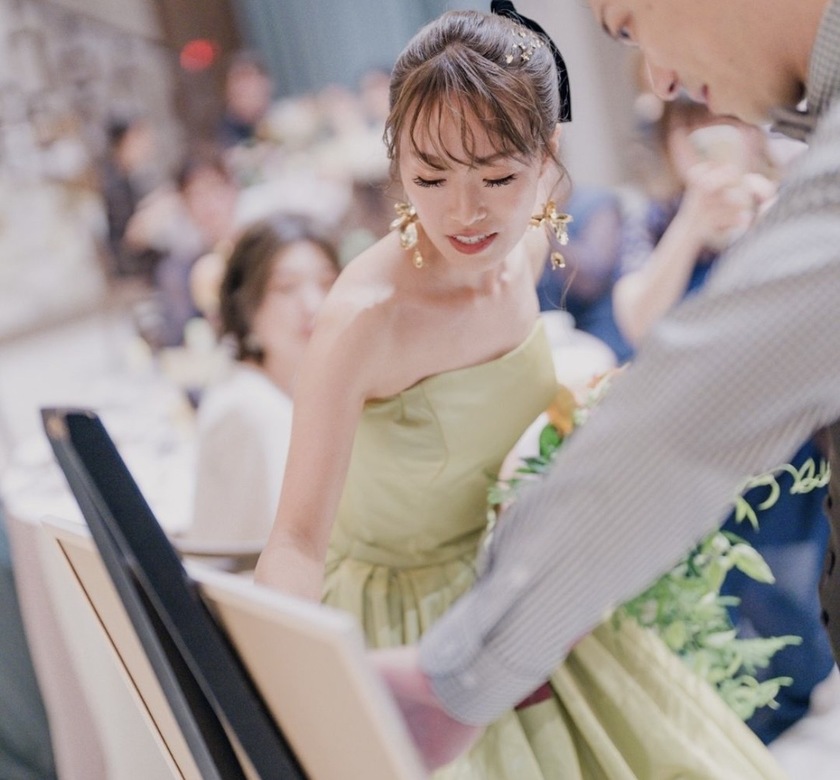 Interior design enhancement! The idea of creating a marriage certificate by layering "fabric" is stylish.にて紹介している画像