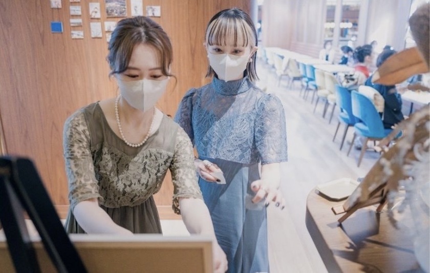 Interior design enhancement! The idea of creating a marriage certificate by layering "fabric" is stylish.にて紹介している画像