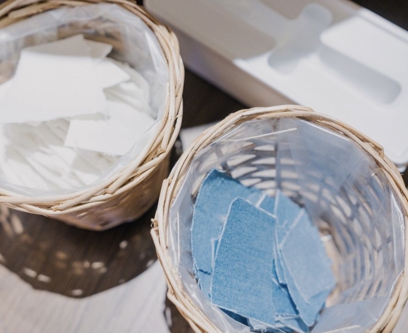 Interior design enhancement! The idea of creating a marriage certificate by layering "fabric" is stylish.にて紹介している画像