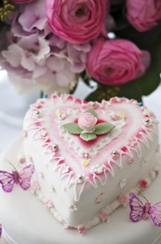 New Wedding Cake Trends! Falling in Love at First Sight with Adorable Heart Cakes ♡にて紹介している画像