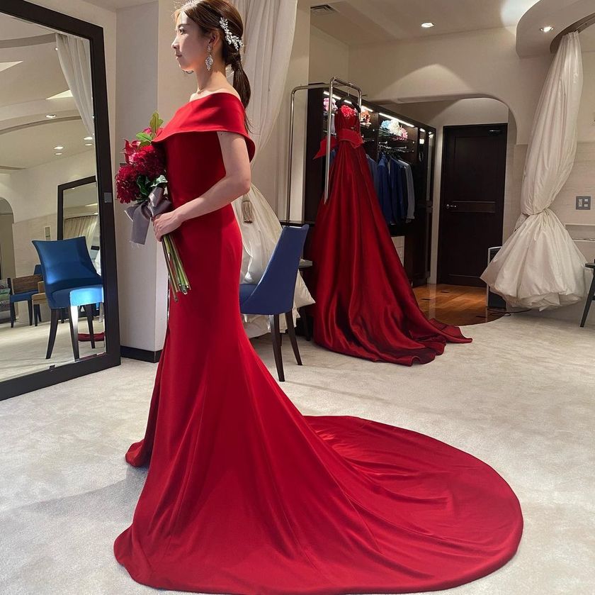 A Special Feature on the Wonderful Wedding Color Dresses by Iranian Designer 🇮🇷 Sarehnouriにて紹介している画像