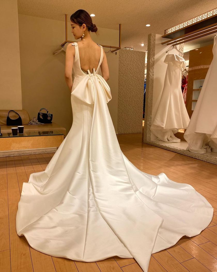 A Special Feature on the Wonderful Wedding Color Dresses by Iranian Designer 🇮🇷 Sarehnouriにて紹介している画像