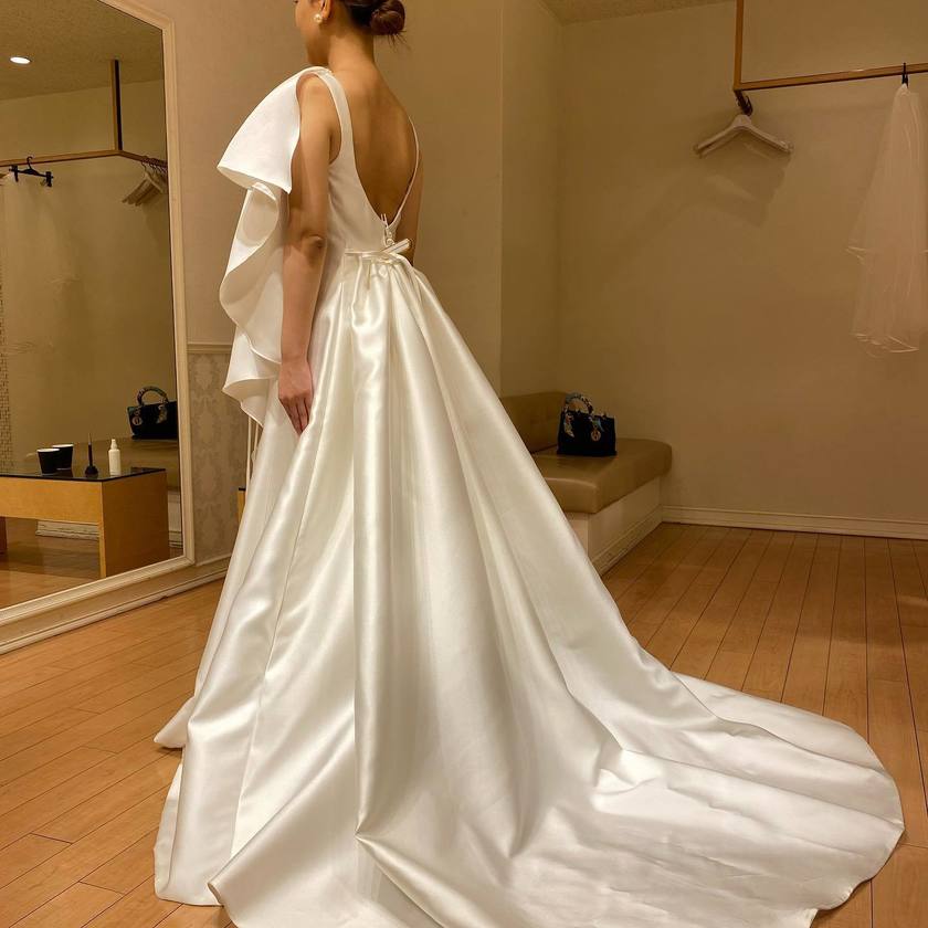 A Special Feature on the Wonderful Wedding Color Dresses by Iranian Designer 🇮🇷 Sarehnouriにて紹介している画像