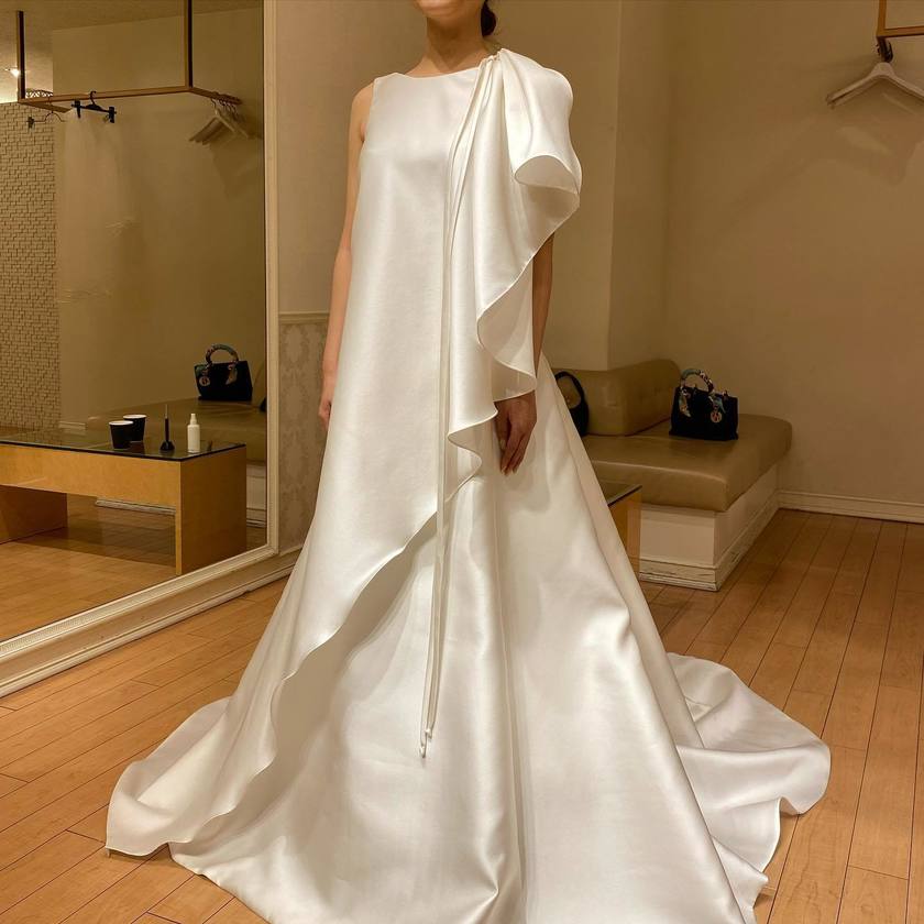 A Special Feature on the Wonderful Wedding Color Dresses by Iranian Designer 🇮🇷 Sarehnouriにて紹介している画像