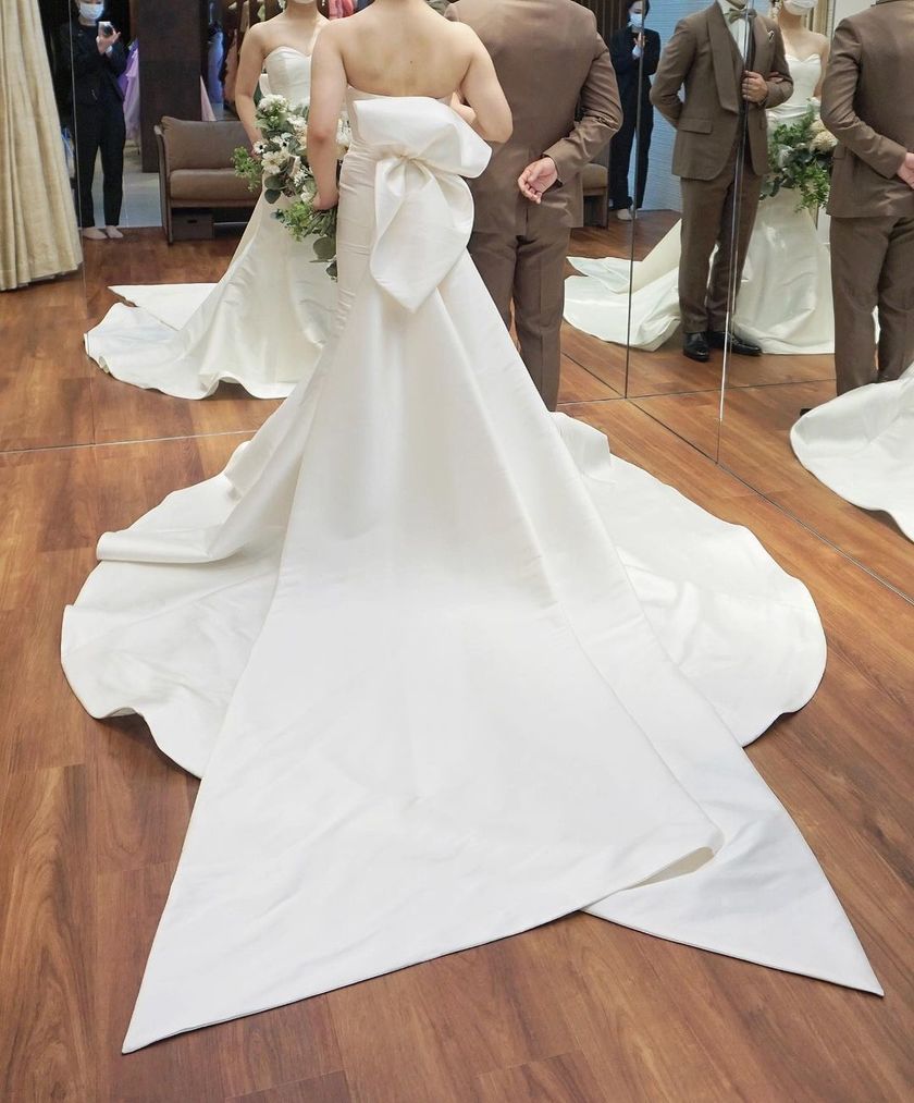 A Special Feature on the Wonderful Wedding Color Dresses by Iranian Designer 🇮🇷 Sarehnouriにて紹介している画像