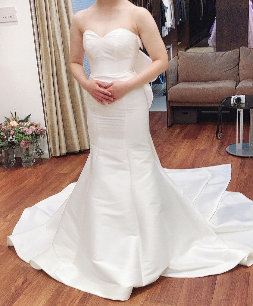 A Special Feature on the Wonderful Wedding Color Dresses by Iranian Designer 🇮🇷 Sarehnouriにて紹介している画像