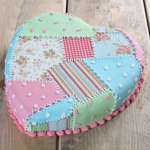 New Wedding Cake Trends! Falling in Love at First Sight with Adorable Heart Cakes ♡にて紹介している画像