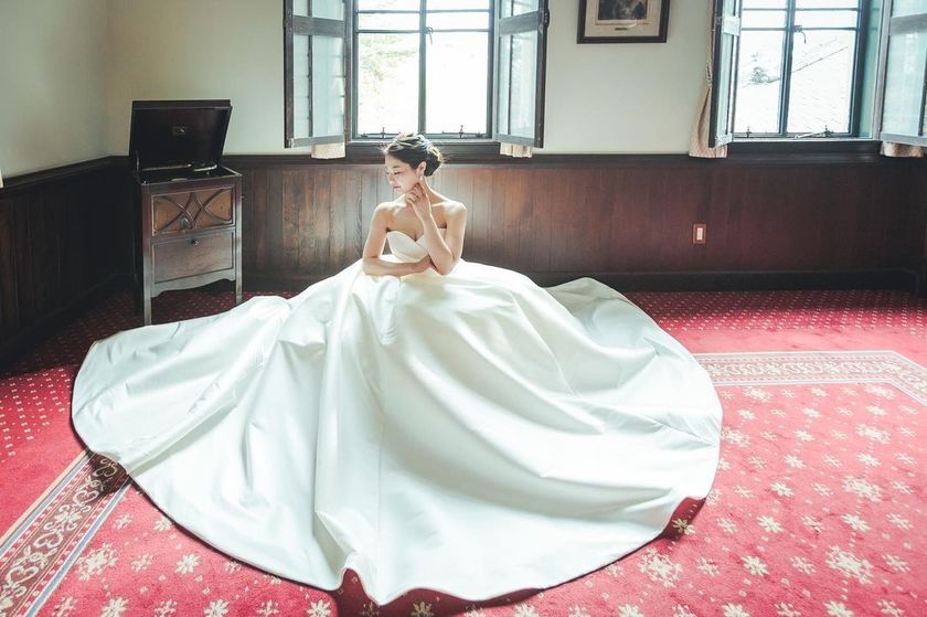 A Special Feature on the Wonderful Wedding Color Dresses by Iranian Designer 🇮🇷 Sarehnouriにて紹介している画像