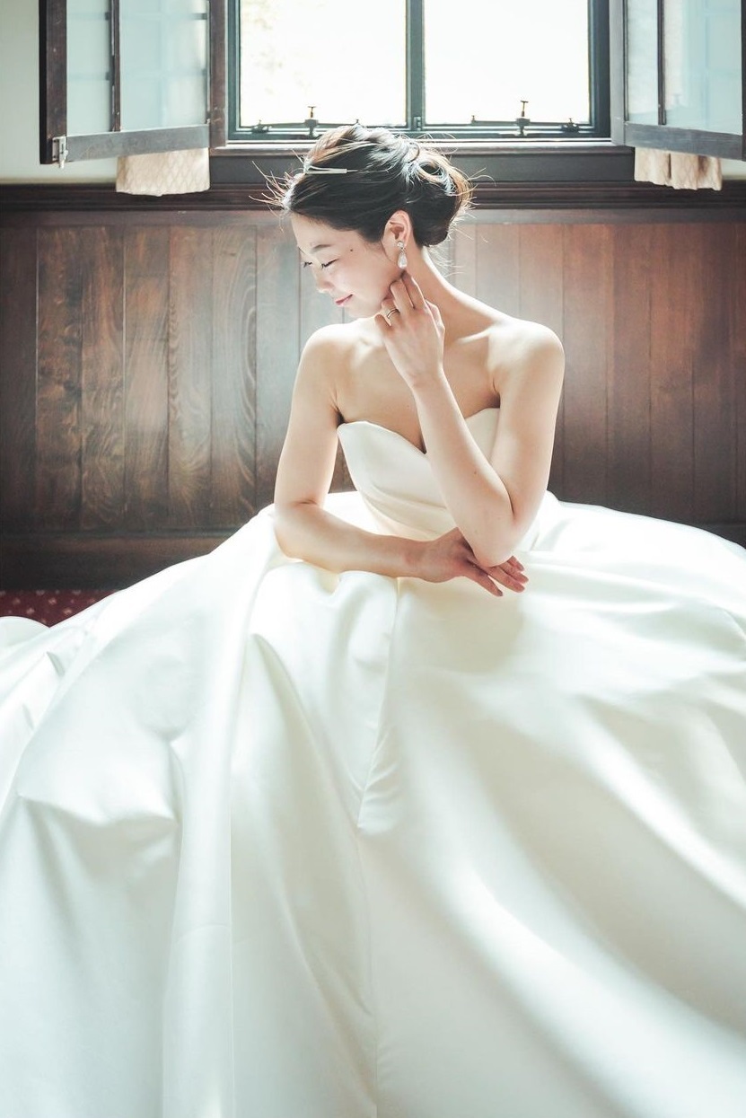 A Special Feature on the Wonderful Wedding Color Dresses by Iranian Designer 🇮🇷 Sarehnouriにて紹介している画像