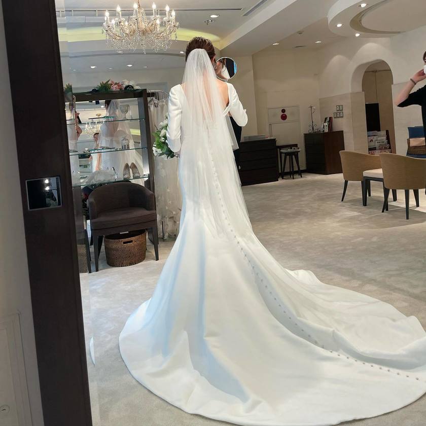 A Special Feature on the Wonderful Wedding Color Dresses by Iranian Designer 🇮🇷 Sarehnouriにて紹介している画像