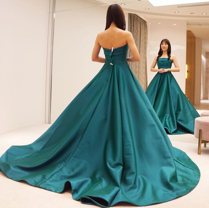 A Special Feature on the Wonderful Wedding Color Dresses by Iranian Designer 🇮🇷 Sarehnouriにて紹介している画像
