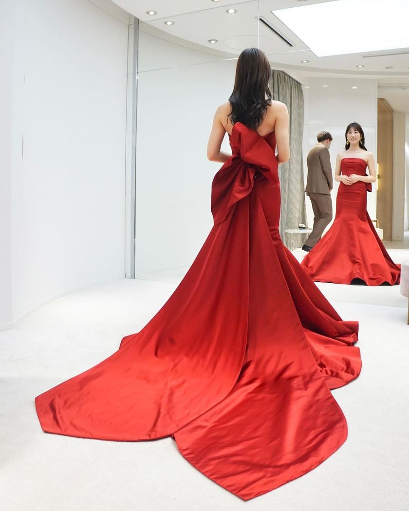 A Special Feature on the Wonderful Wedding Color Dresses by Iranian Designer 🇮🇷 Sarehnouriにて紹介している画像