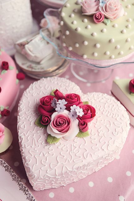 New Wedding Cake Trends! Falling in Love at First Sight with Adorable Heart Cakes ♡にて紹介している画像