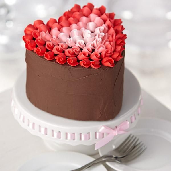 New Wedding Cake Trends! Falling in Love at First Sight with Adorable Heart Cakes ♡にて紹介している画像