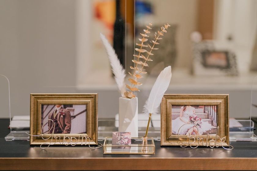 流れるような文字がポイント！ワイヤーアートにフォトフレームを合体させる受付サインがプチ流行中💛にて紹介している画像