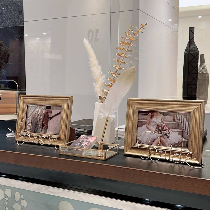 流れるような文字がポイント！ワイヤーアートにフォトフレームを合体させる受付サインがプチ流行中💛にて紹介している画像