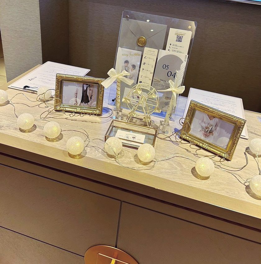 流れるような文字がポイント！ワイヤーアートにフォトフレームを合体させる受付サインがプチ流行中💛にて紹介している画像