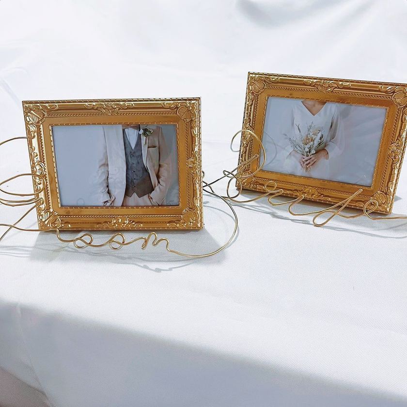 流れるような文字がポイント！ワイヤーアートにフォトフレームを合体させる受付サインがプチ流行中💛にて紹介している画像