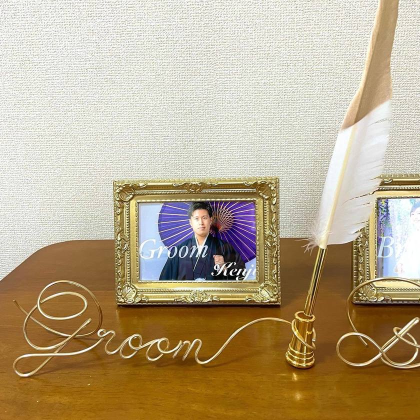 流れるような文字がポイント！ワイヤーアートにフォトフレームを合体させる受付サインがプチ流行中💛にて紹介している画像