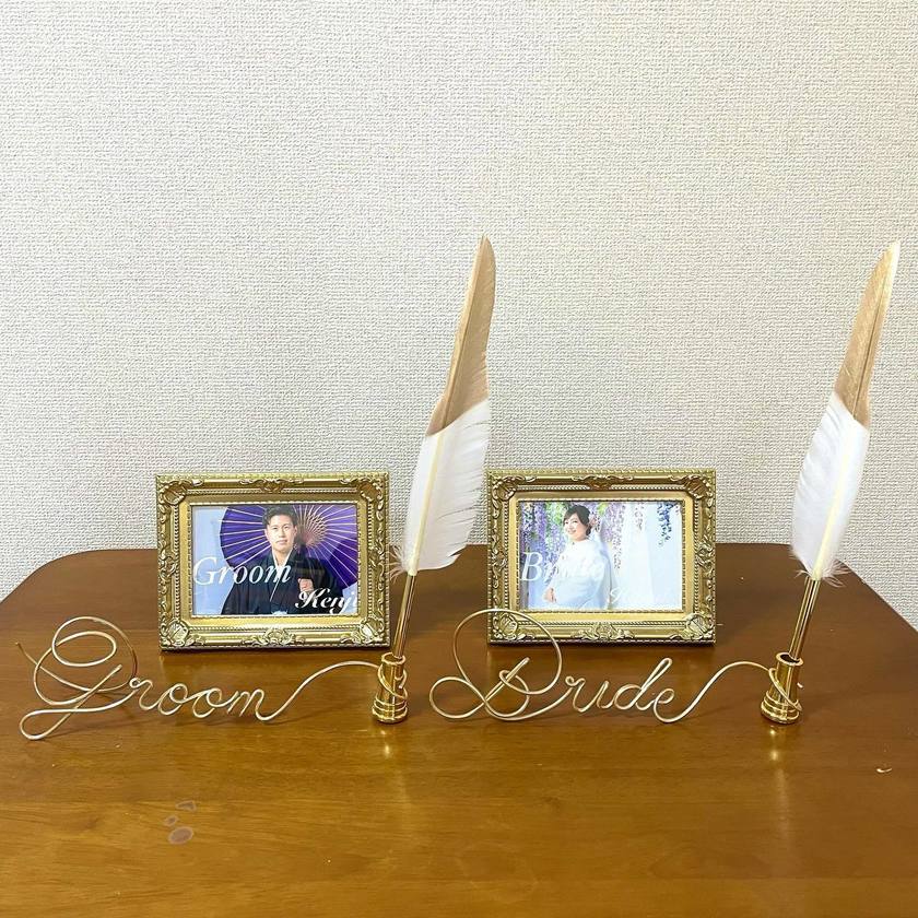 流れるような文字がポイント！ワイヤーアートにフォトフレームを合体させる受付サインがプチ流行中💛にて紹介している画像