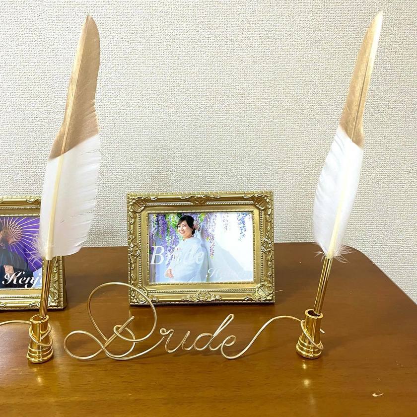 流れるような文字がポイント！ワイヤーアートにフォトフレームを合体させる受付サインがプチ流行中💛にて紹介している画像