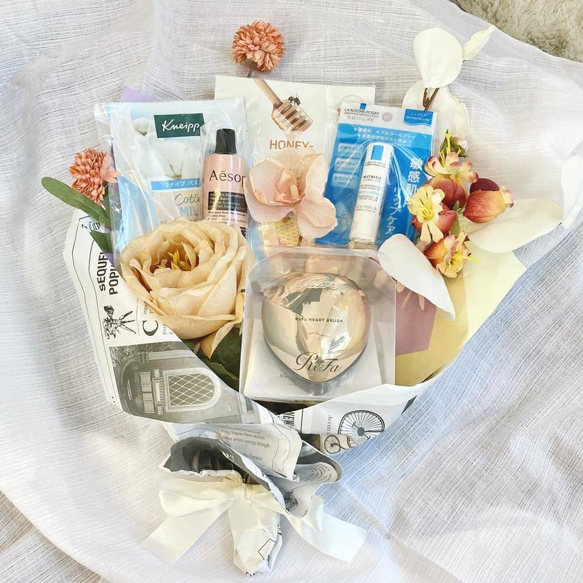 20人の花嫁さんとお花屋さんに聞いた！コスメブーケの内容と作り方・ラッピングのコツ🧴💐にて紹介している画像