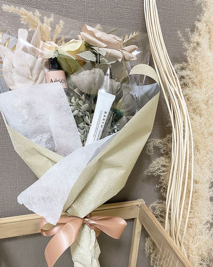 20人の花嫁さんとお花屋さんに聞いた！コスメブーケの内容と作り方・ラッピングのコツ🧴💐にて紹介している画像