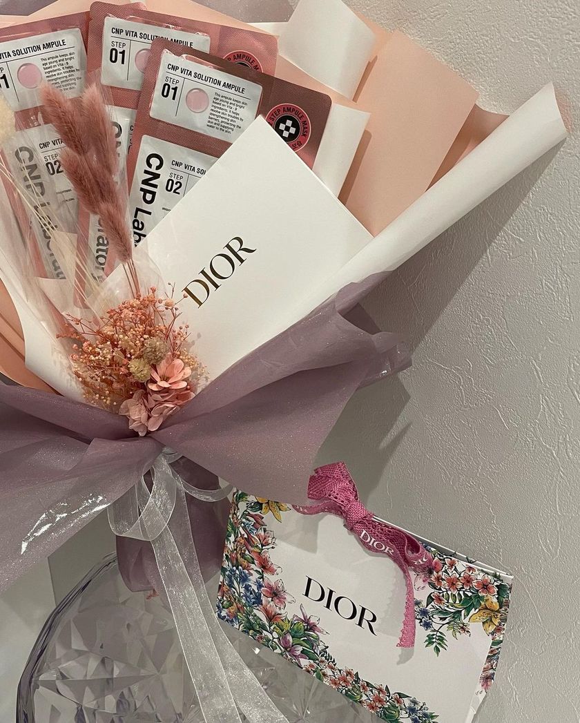 20人の花嫁さんとお花屋さんに聞いた！コスメブーケの内容と作り方・ラッピングのコツ🧴💐にて紹介している画像