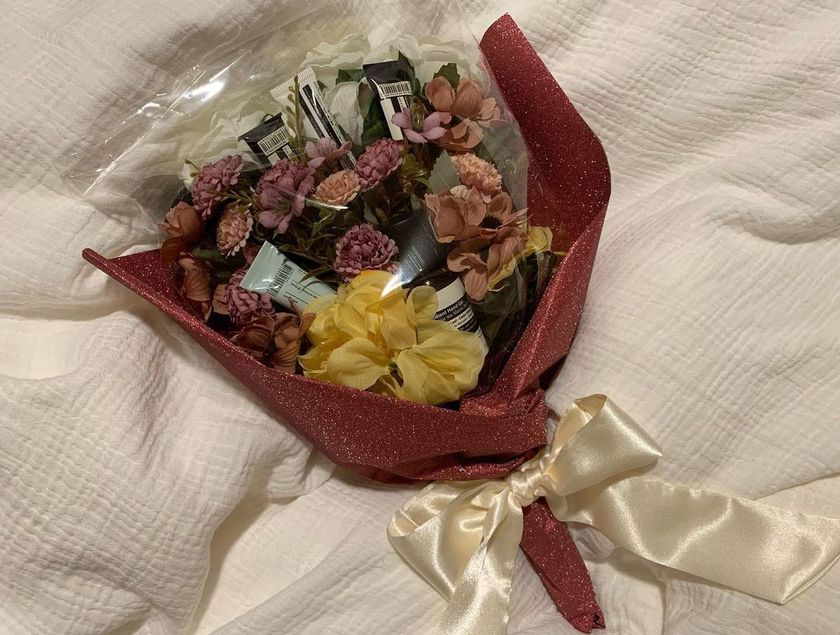 20人の花嫁さんとお花屋さんに聞いた！コスメブーケの内容と作り方・ラッピングのコツ🧴💐にて紹介している画像
