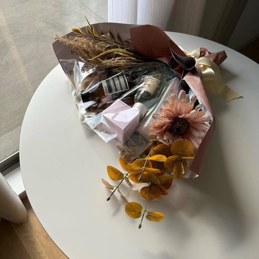 20人の花嫁さんとお花屋さんに聞いた！コスメブーケの内容と作り方・ラッピングのコツ🧴💐にて紹介している画像