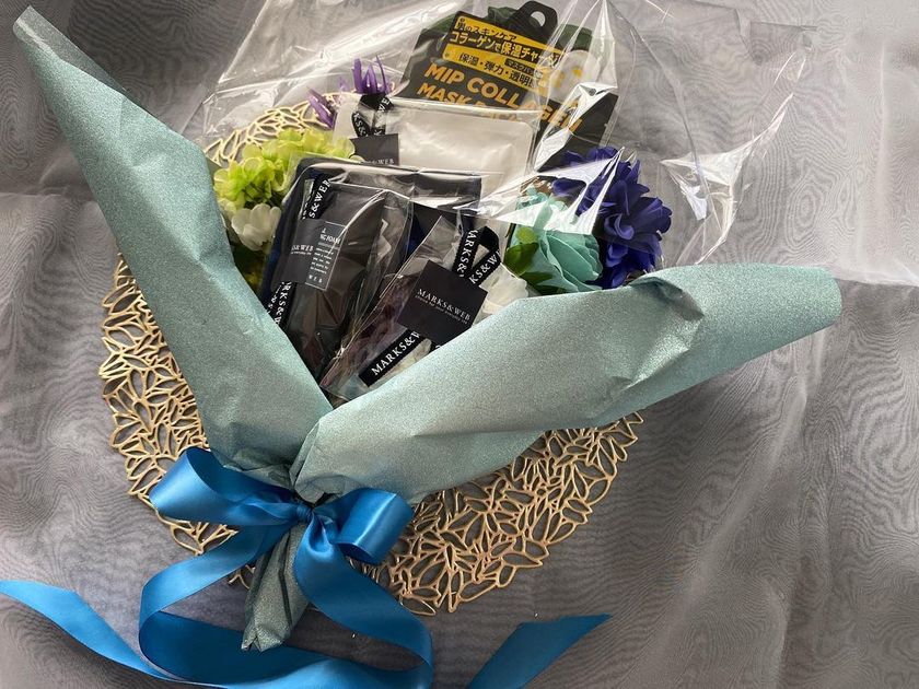 20人の花嫁さんとお花屋さんに聞いた！コスメブーケの内容と作り方・ラッピングのコツ🧴💐にて紹介している画像