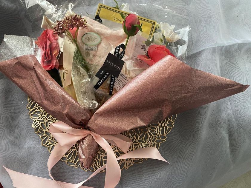 20人の花嫁さんとお花屋さんに聞いた！コスメブーケの内容と作り方・ラッピングのコツ🧴💐にて紹介している画像