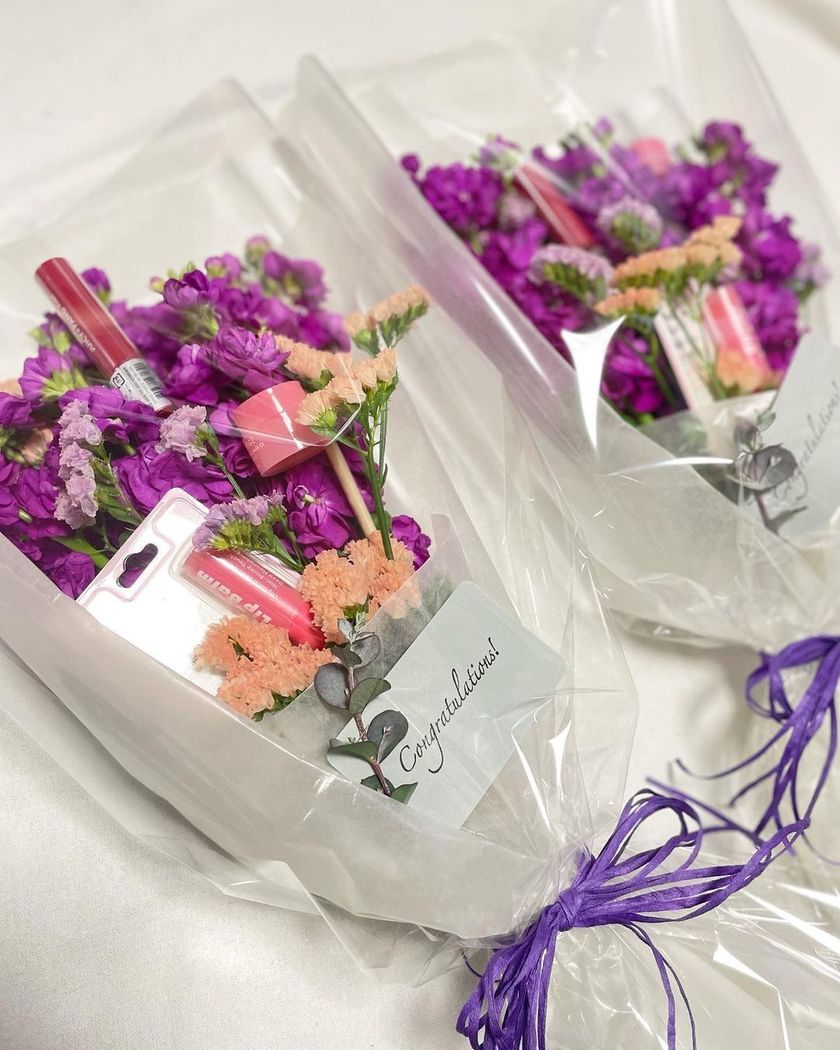 20人の花嫁さんとお花屋さんに聞いた！コスメブーケの内容と作り方・ラッピングのコツ🧴💐にて紹介している画像